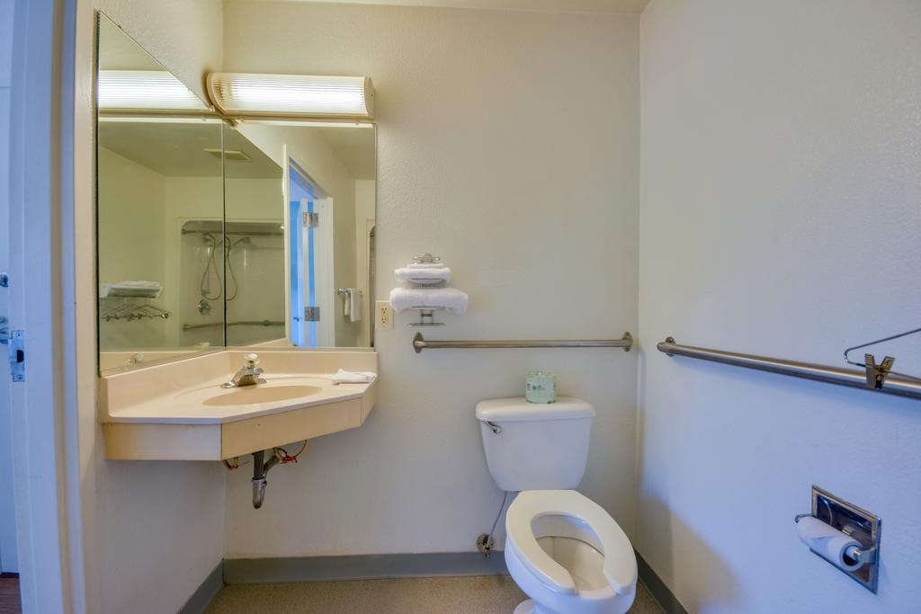 Rodeway Inn Tillmans Corner Extérieur photo