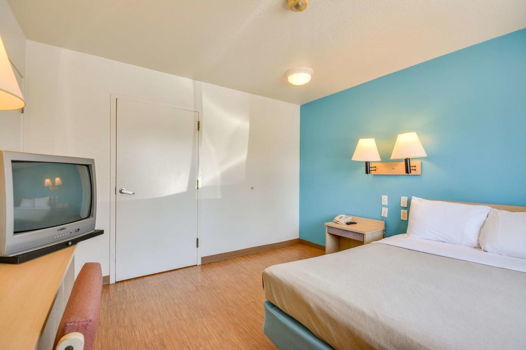 Rodeway Inn Tillmans Corner Extérieur photo