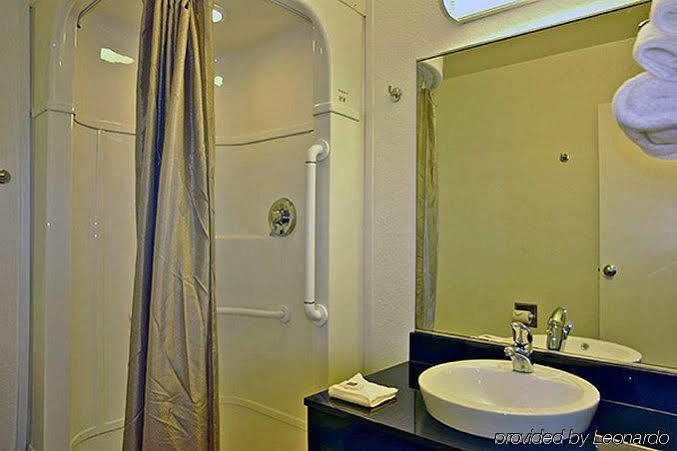Rodeway Inn Tillmans Corner Extérieur photo